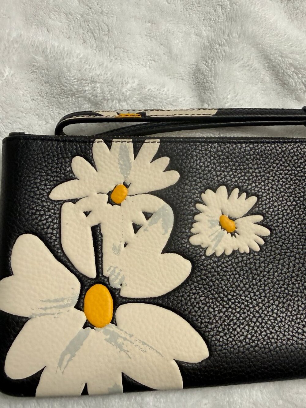 Like new Coach Essential Small Wristlet.  Fast shipper. - Picture 3 of 3